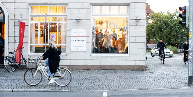Eine Außenansicht eines Gebäudes mit einer Architekturausstellung