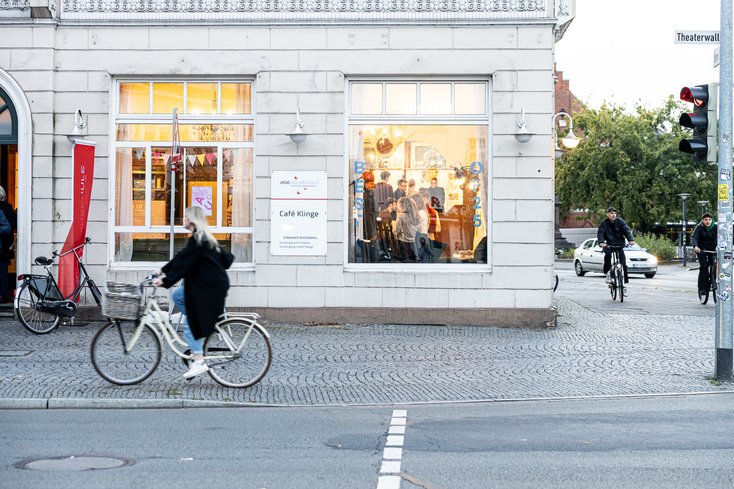 Eine Außenansicht eines Gebäudes mit einer Architekturausstellung