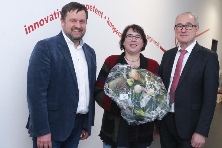 Hochschulpräsident Prof. Dr. Manfred Weisensee (re.) und Vizepräsident Prof. Thomas Wegener (li.) gratulierten Prof. Dr. Inga Holube zu der Auszeichnung. Foto: Piet Meyer/Jade HS