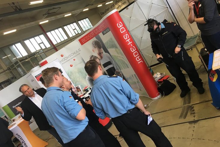 Mehr als 75 Interessierte informierten sich über das Studienangebot der Jade Hochschule. Dabei lockte auch der Einsatz von Simulationen per VR-Brillen und einem Qfix-Roboter viele Besucher an den Messe-Stand. 