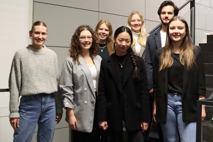 Jacqueline Taborsky mit der Sieger-Gruppe v.R.v.li.: Jacqueline Taborsky, Marie Lüdtke, Julia Saul und Insa Heidenreich; hint.R.v.li.: Annika Knoke, Emily Jeschin und Frederic Bergen (Foto: Anna Michael)