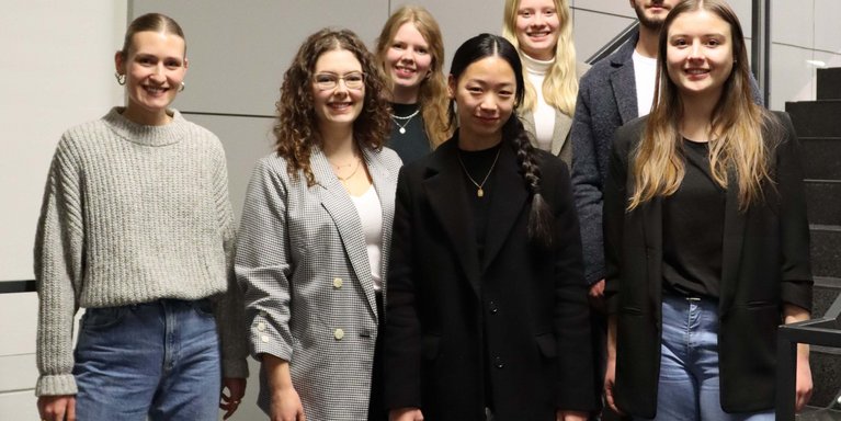 Jacqueline Taborsky mit der Sieger-Gruppe. vordere Reihe, v.li.: Jacqueline Taborsky, Marie Lüdtke, Julia Saul und Insa Heidenreich; hintere Reihe, v. li.: Annika Knoke, Emily Jeschin und Frederic Bergen (Foto: Anna Michael)
