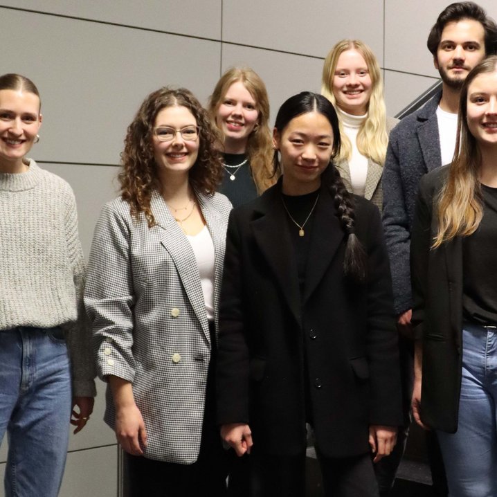 Jacqueline Taborsky mit der Sieger-Gruppe. vordere Reihe, v.li.: Jacqueline Taborsky, Marie Lüdtke, Julia Saul und Insa Heidenreich; hintere Reihe, v. li.: Annika Knoke, Emily Jeschin und Frederic Bergen (Foto: Anna Michael)