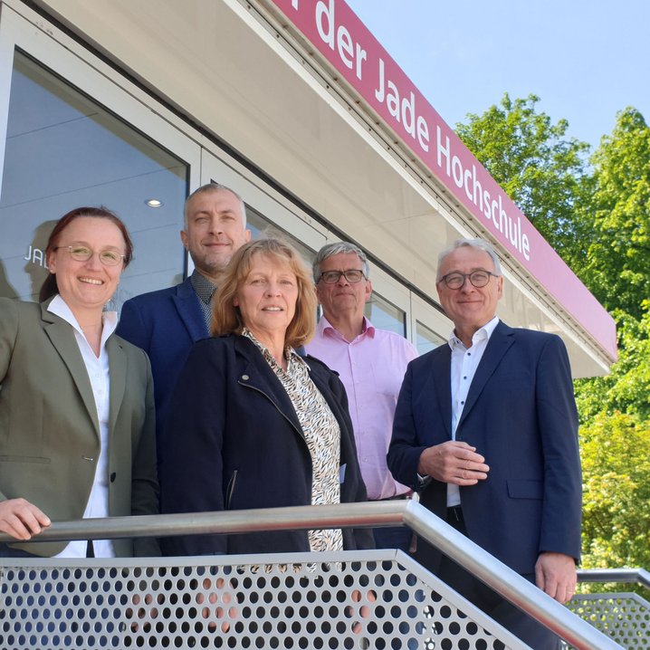 v. l.: Prof. Dr. Iris Reuther mit dem tschechischen Gast Radan Tomek und Heidi Wandscher. Dekan Prüser und Präsident Weisensee freuen sich ebenfalls über den Besuch (Foto: Jade HS)