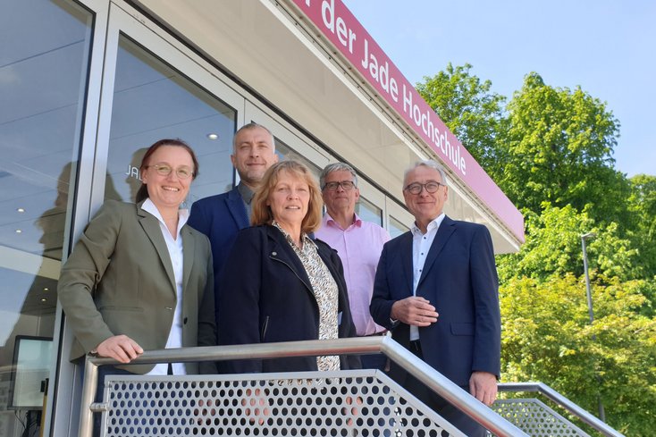 v. l.: Prof. Dr. Iris Reuther mit dem tschechischen Gast Radan Tomek und Heidi Wandscher. Dekan Prüser und Präsident Weisensee freuen sich ebenfalls über den Besuch (Foto: Jade HS)