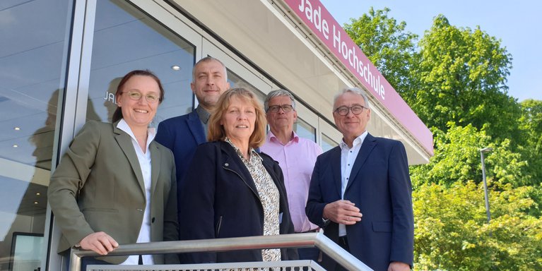 v. l.: Prof. Dr. Iris Reuther mit dem tschechischen Gast Radan Tomek und Heidi Wandscher. Dekan Prüser und Präsident Weisensee freuen sich ebenfalls über den Besuch (Foto: Jade HS)