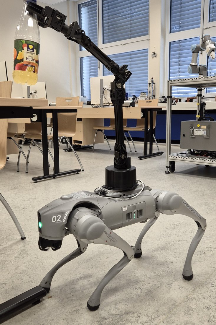 Assistiver Anwendungsfall: Der Quadruped Jaques holt ein Flasche Saft (Bild: Jade HS)