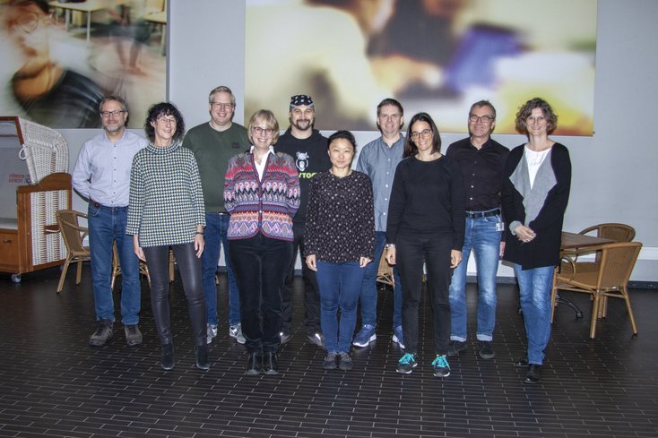 An der Erarbeitung des Strategiepapiers sind sämtliche Statusgruppen der Hochschule beteiligt gewesen. Hier einige Mitglieder der Arbeitsgruppe Digitalisierungsstrategie unter Leitung von Prof. Dr. Juliane Benra (Vierte v.l.) (Foto: Maritje Sanders/Jade HS)
