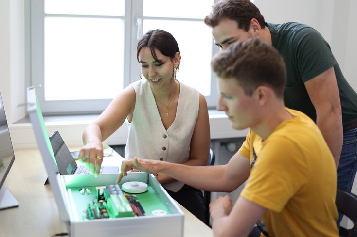 Studierende bedienen Smart Home Koffer.