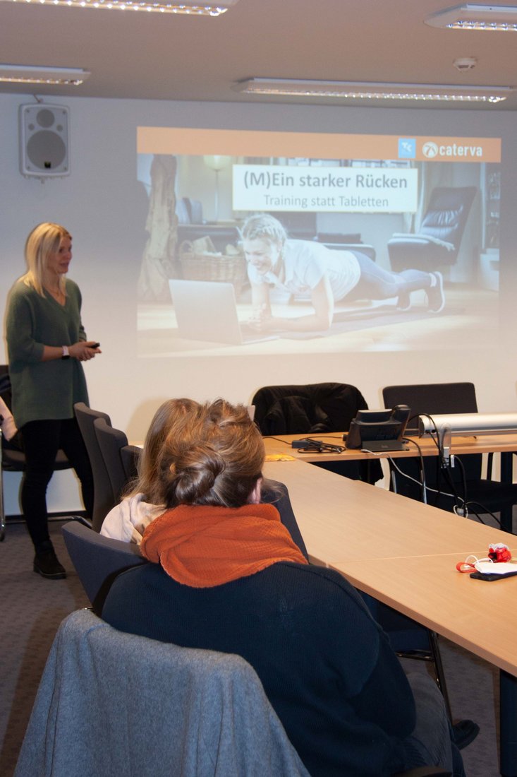 Referentin Karolie Addicks vom Team Caterva in ihrem Vortrag zum Thema „Gesunder Rücken“ (Bild: Sonja Wessels, Jade HS)