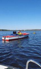 Teilautonomes Messboot wird von weiterem Boot zur Profilmessung des Zwischenahner Meeres begleitet