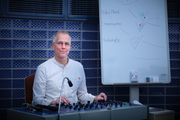 Bernd Klemm am Bedienpult des Planetariums Elsfleth, von wo aus er den Besucher_innen den Sternenhimmel präsentiert. (Foto: Hendrik Reinert)