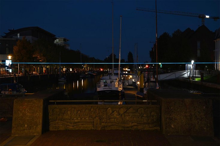 Der Draht am Oldenburger Hafen nahe der Promenade war etwas höher als auf Kopfhöhe angebracht und erscheint auch auf dem Foto zum Greifen nah. Die Geländehöhe beträgt hier 2,80 Meter über Normalnull. Foto: Alfred Janßen Foto: Alfred Janßen