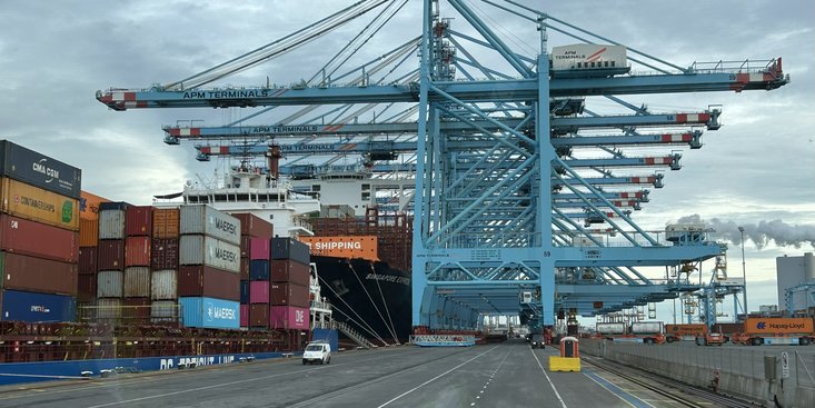 Hafengelände mit Kränen und vielen Containern