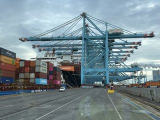 Hafengelände mit Kränen und vielen Containern