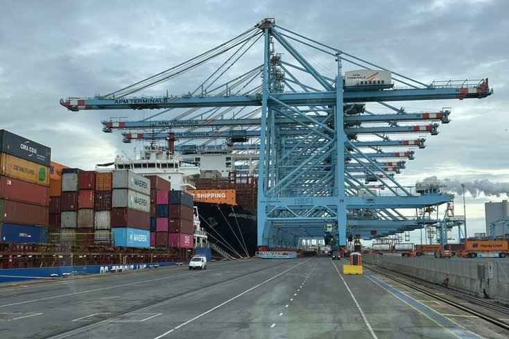 Hafengelände mit Kränen und vielen Containern