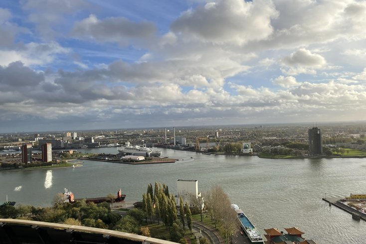 Aussicht vom Turm über den Hafen von Rotterdam mit Schiffen im Hintergrund. 
