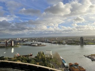 Aussicht vom Turm über den Hafen von Rotterdam mit Schiffen im Hintergrund. 