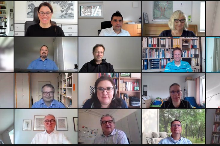 Im Beisein des Hochschulpräsidenten, von Studiendekan_innen und Dekan_innen und weiteren Neuberufenen fand die Abschlussveranstaltung des Neuberufenenprogramms statt. (Bild: Screenshot)