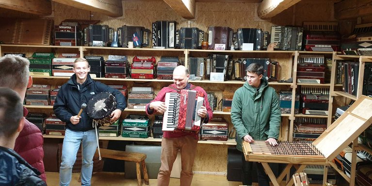 Besuch im Musik-Museum, in dem über 100 Musikinstrumente der Region funktionsfähig ausgestellt waren. (Foto: privat)