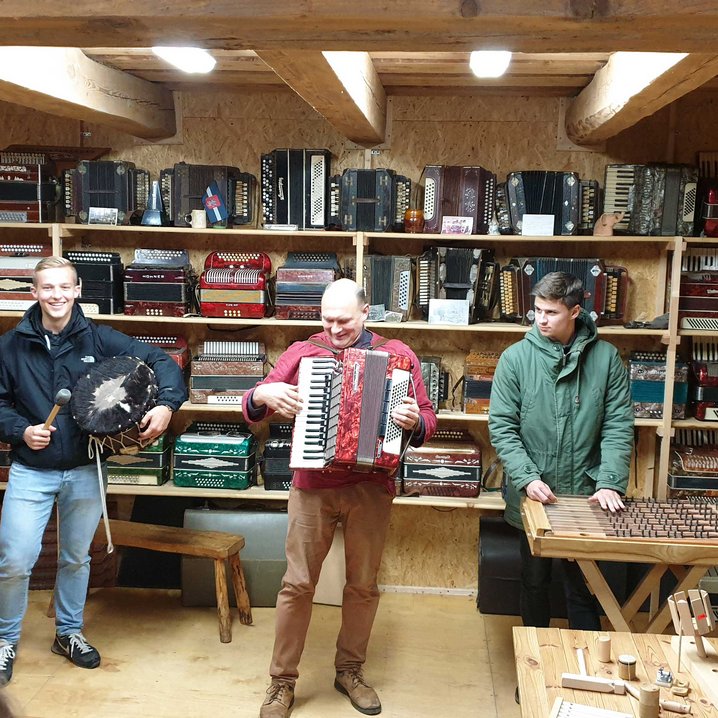 Besuch im Musik-Museum, in dem über 100 Musikinstrumente der Region funktionsfähig ausgestellt waren. (Foto: privat)