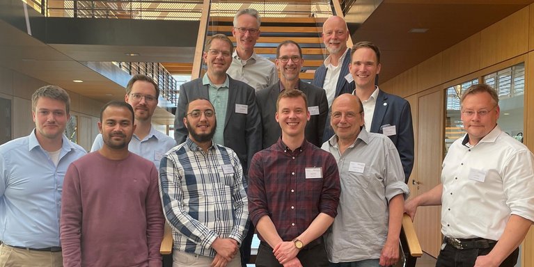 Der Vizepräsident für Forschung, Third Mission, Gleichstellung Prof. Dr. Holger Saß (zweite Reihe, Mitte) und der Vorsitzende des Hochschulrates Dr. Jochen Holzkamp (hinten, rechts) mit den Vortragenden und Projektmitarbeitern (u.v.l.n.r.): Eric Bauer, Rupak Paul, Moritz Oberjatzas, Oussama Benzinane, Matthis Fritz, Bernhard Schwarz-Röhr, Prof. Dr. Jan Schulz sowie Prof. Dr. Nick Rüssmeier, Prof. Dr. Jens Wellhausen und Prof. Dr. Christian Denker. (Foto: Jade HS/Elisabeth Klimmek)