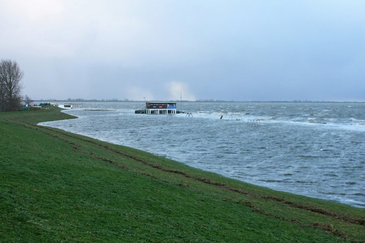 Sturmflut im Dezember 2013 in Dangast. Einen einhundertprozentigen Schutz vor Extremereignissen wie Sturmfluten kann es nicht geben. Umso wichtiger ist es, die verbleibenden Hochwasserrisiken zu managen. Foto: Frank Ahlhorn 
