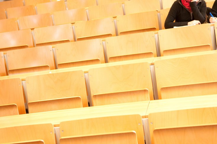 Wer saß auf welchem Platz? Um die Kontaktnachverfolgung im Falle einer Infektion zu erleichtern, müssen die Studierenden einen QR-Code einscannen oder die URL angeben und ihre Matrikel- und Sitzplatznummer eintippen. (Foto: Jade HS) 