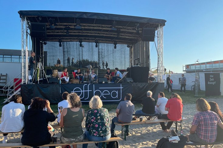 In den Sessions tauschten sich die Jugendlichen zu Themen wie Klimaschutz, Rassismus oder zu den sozialen Folgen der Corona-Pandemie aus. Außerdem gab es Podiumsdiskussionen und Livemusik. Foto: Julia Wiedel