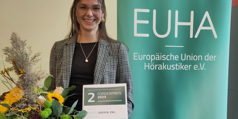 Sophie Jäker nimmt auf dem Internationalen Hörakustiker-Kongress den Förderpreis entgegen. (Foto: privat)