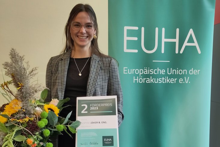 Sophie Jäker nimmt auf dem Internationalen Hörakustiker-Kongress den Förderpreis entgegen. (Foto: privat)