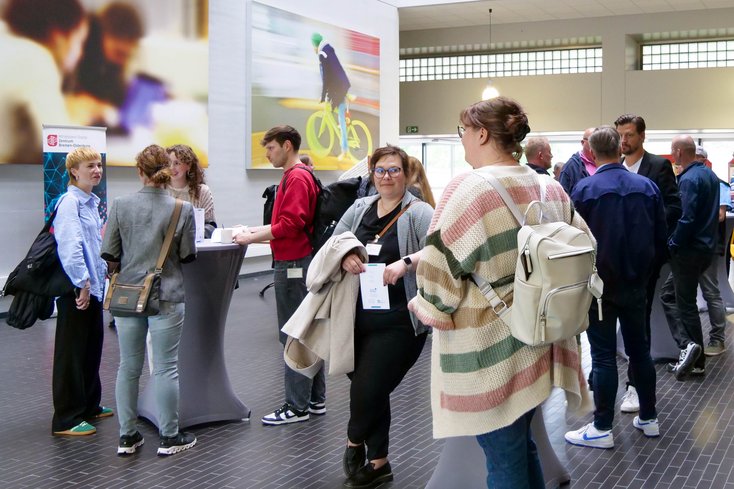 Teilnehmende des Dialogs im Lichthof am Campus in Wilhelmshaven (Foto: Jan Jesko Mantey/Universität Oldenburg)