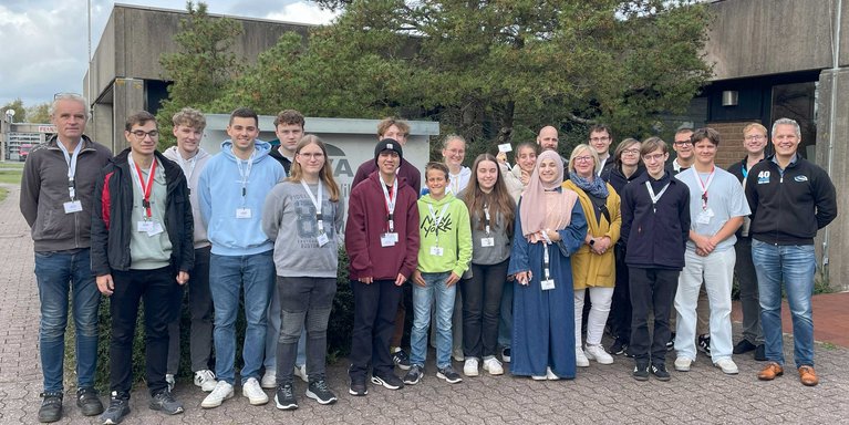 Die Schüler_innen besuchten neben der Jade Hochschule auch das Chemie-Unternehmen Vynova in Wilhelmshaven. Dort erhielten sie eine Führung durch die Produktionsanlagen und erfuhren aus erster Hand, wie chemische Prozesse in einem internationalen Unternehmen ablaufen. (Foto: Jade HS)