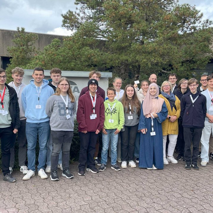 Die Schüler_innen besuchten neben der Jade Hochschule auch das Chemie-Unternehmen Vynova in Wilhelmshaven. Dort erhielten sie eine Führung durch die Produktionsanlagen und erfuhren aus erster Hand, wie chemische Prozesse in einem internationalen Unternehmen ablaufen. (Foto: Jade HS)
