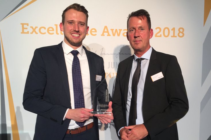 Preisträger Henrik Decker (li.) und Prof. Dr. Lutz Engel beim Excellence Award 2018 in Hamburg. (Foto: Jade HS)