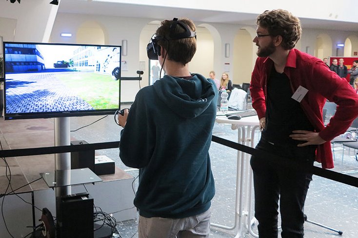 Helge Olberding, M. Sc. , Projektmitarbeiter und Masterabsolvent „Geodäsie und Geoinformatik“ zeigt den Campus als Virtuelle Welt. Das Ergebnis seiner Masterarbeit ist in der Anwendung integriert. Foto: Jade Hochschule