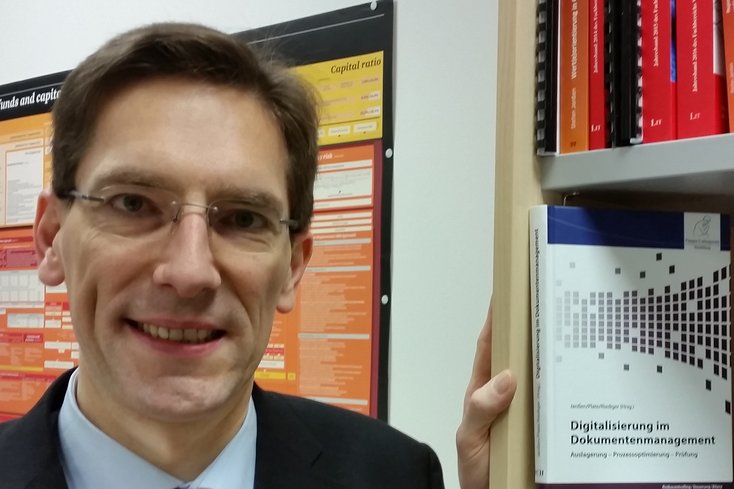"Das Buch richtet sich an Studierende der Bankbetriebslehre und an Praktiker in kleinen und mittleren Banken und Sparkassen“, erklärt Prof. Dr. Stefan Janßen. Foto: Jade HS