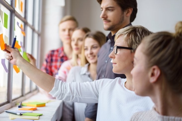 In den neuen Führungsleitlinien wird ein partizipativer Führungsstil befürwortet, der Beschäftigte in alle Prozesse einbezieht. (Foto: AdobeStock)