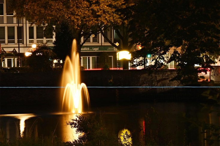 Der Lichtdraht nahe der Alten Post war von Ufer zu Ufer gespannt und „schwebte“ vor dem Springbrunnen im so genannten Jordan. Der Bodenpunkt, von dem aus John die Höhe des Drahts bestimmte, lag auf 3,88 Metern über Normalnull.Foto: Alfred Janßen Foto: Alfred Janßen