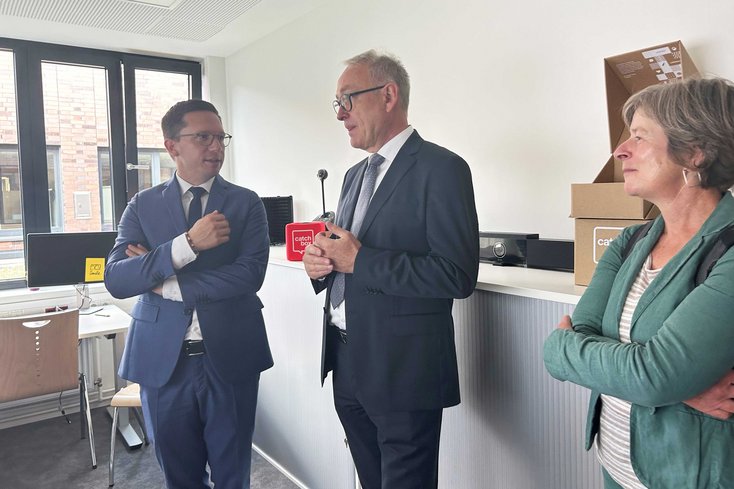 Falko Mohrs, niedersächsischer Minister für Wissenschaft und Kultur (li.), Prof. Dr. Manfred Weisensee und Prof. Dr. Beate Illg bei der Besichtigung der Digital Coaching Corner auf der Eröffnungsveranstaltung des Studierenden Service Centers. (Foto: Jade HS)