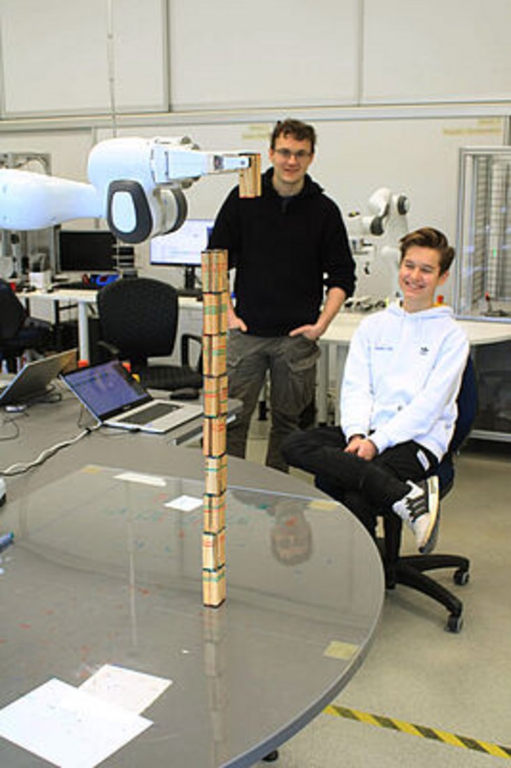 Neuer Rekord! Mit zehn Bausteinen wurde der bisher höchste vom Roboterarm erstellte Turm gebaut - der alte Rekord lag bei sieben Steinen. (Foto: Maria-Theresia Paetz)