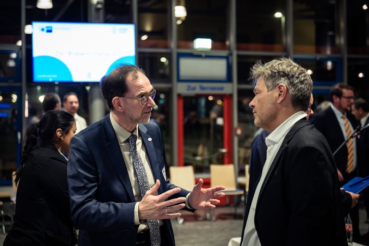 Prof. Dr. Holger Saß im Austausch mit dem Bundesminister für Wirtschaft und Klimaschutz Dr. Robert Habeck (Foto: Mohssen Assanimoghaddam)