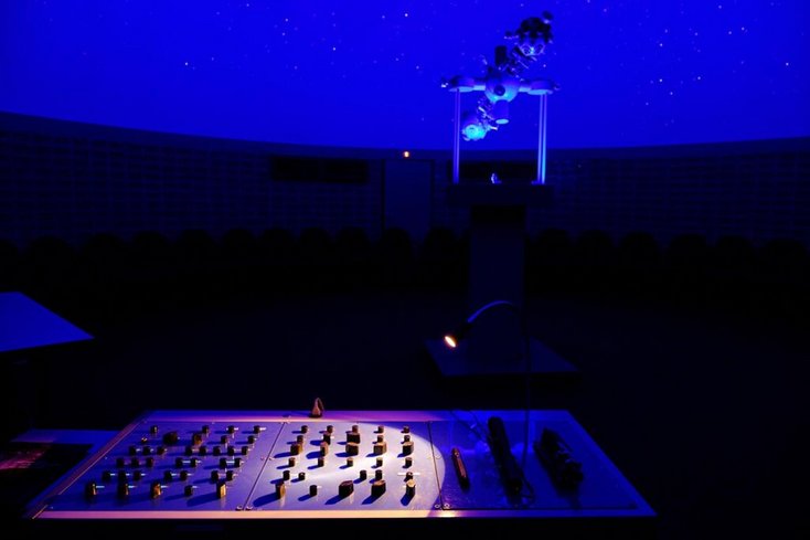 Mit diesem Bedienpult steuert Bernd Klemm den Planetariumsprojektor (im Hintergrund). Zusätzlich verwendet Klemm einen Laserpointer, eine klassische Pfeillampe und einen Handprojektor für Linien in variabler Länge (auf der rechten Seite des Tischs v. l. n.r. angeordnet).