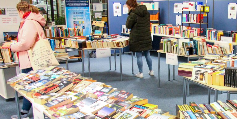Besucher_innen fanden eine gut sortierte Bücherauswahl vor (Foto: Maritje Sanders/Jade HS)