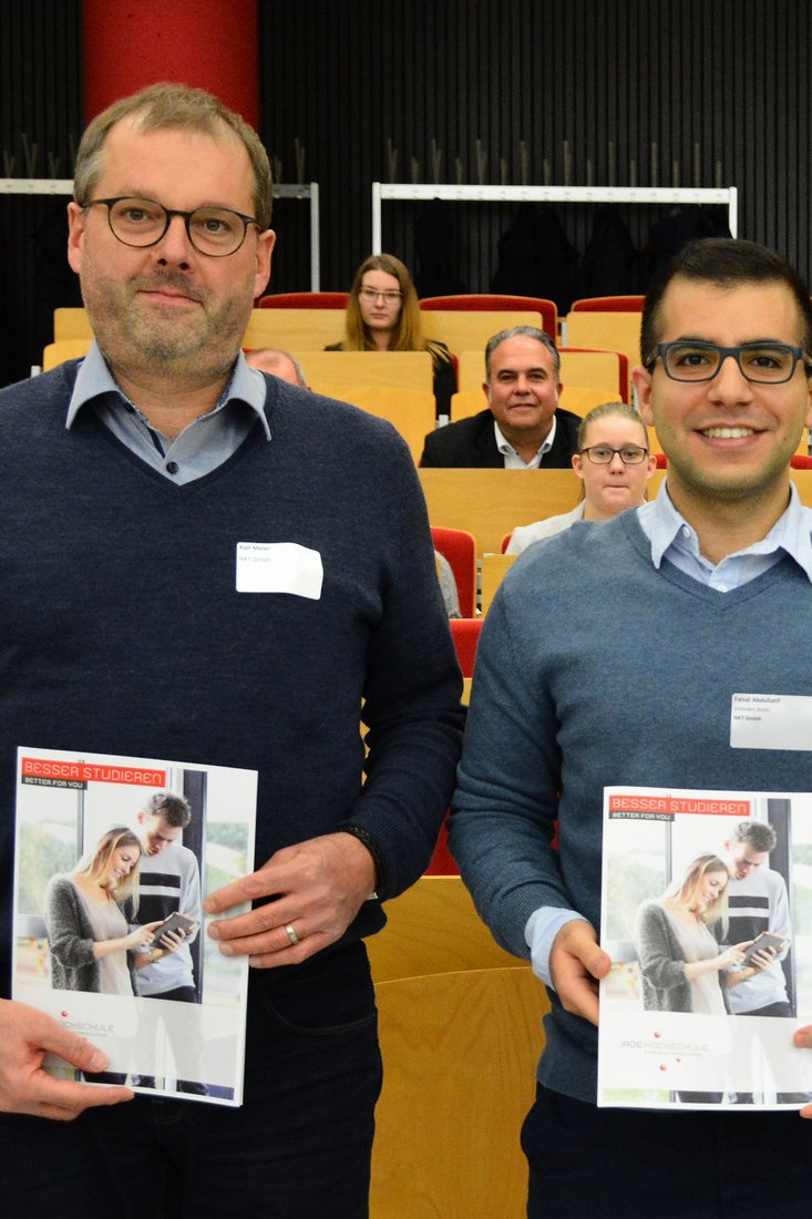 Ralf Meier (li.), Geschäftsführer des Förderers NKT GmbH und Stipendiat Faisal Abdullatif.