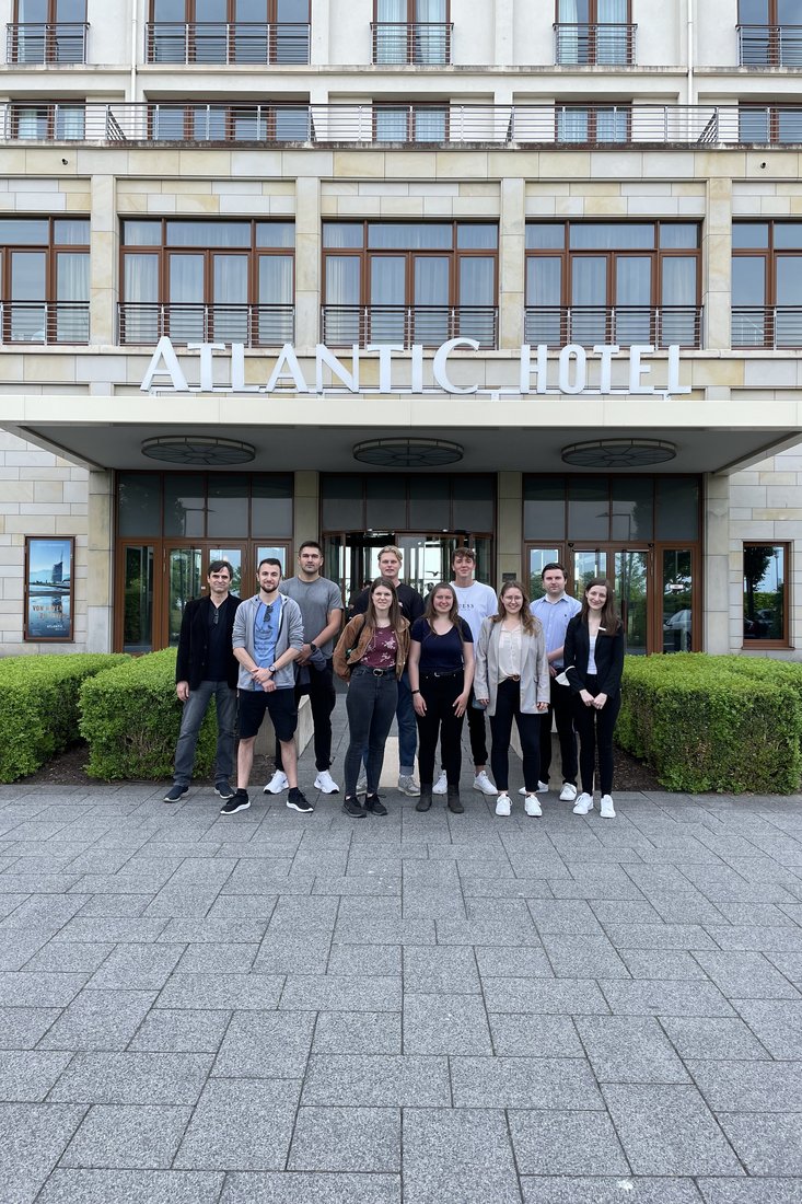 Die Studierenden mit Prof. Dr. Markus Zeller (li.) vor dem Atlantic (Foto: Jade HS)