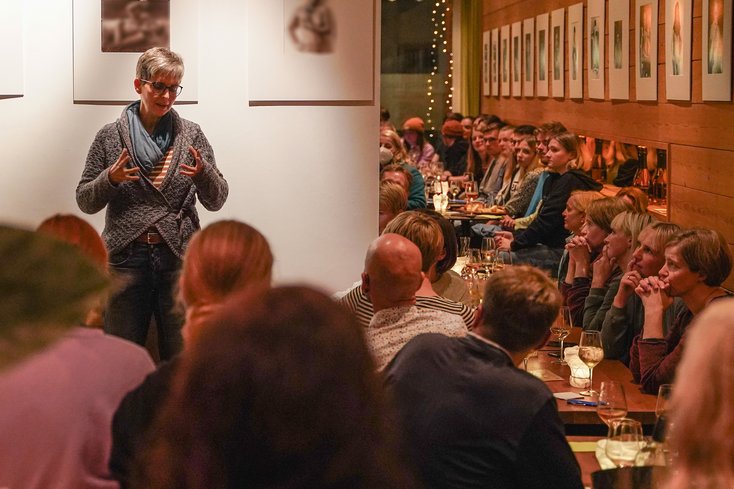 Die Bedingungen für den Start ins Leben würden unser eigenes Leben und das der kommenden Generationen prägen, so Gaby Schmidt aus der Abteilung Technik und Gesundheit für Menschen in der Garda Gourmet Weinbar. (Foto: Britta Müller/OFFIS)