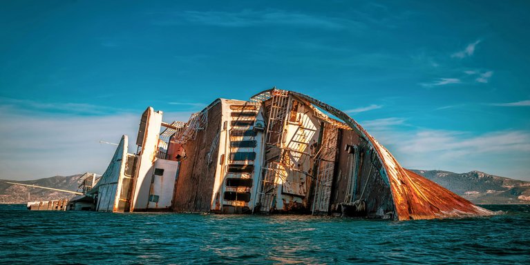 Havariertes Schiff (Foto: Pexels/George Desipris)