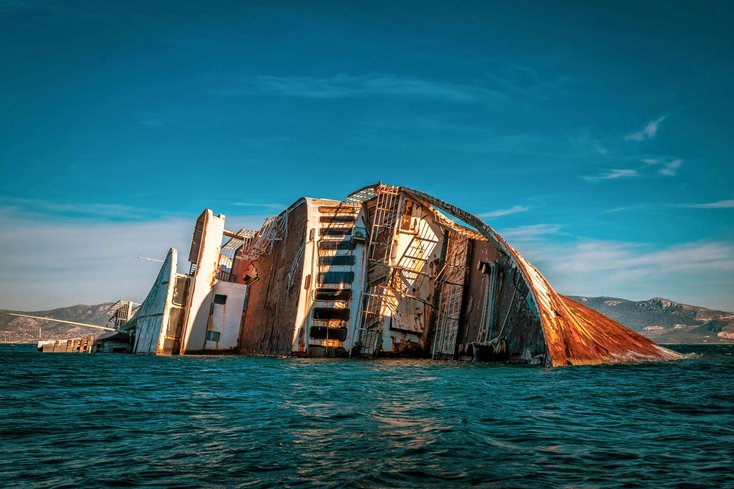 Havariertes Schiff (Foto: Pexels/George Desipris)