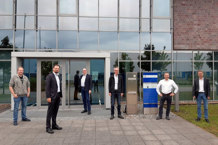 Das Team (v.li.): Dr. Tobias Surmann (Premium AEROTEC), Prof. Dr. Kai Mecke (Jade HS), Prof. Dr. Knut Barghorn (Jade HS), Prof. Dr. Jens Wellhausen (Jade HS), Dr. Kai Schimanski (Premium AEROTEC) und Dr. Matthias Lange (Premium AEROTEC). (Foto: Premium AEROTEC)
